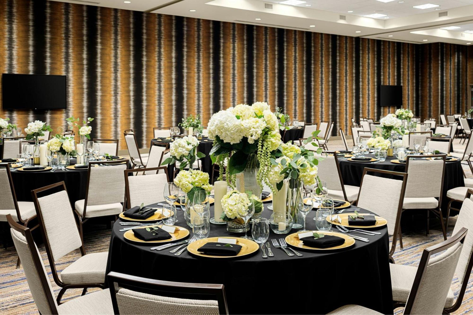 Courtyard By Marriott Dallas Downtown/Reunion District Екстериор снимка