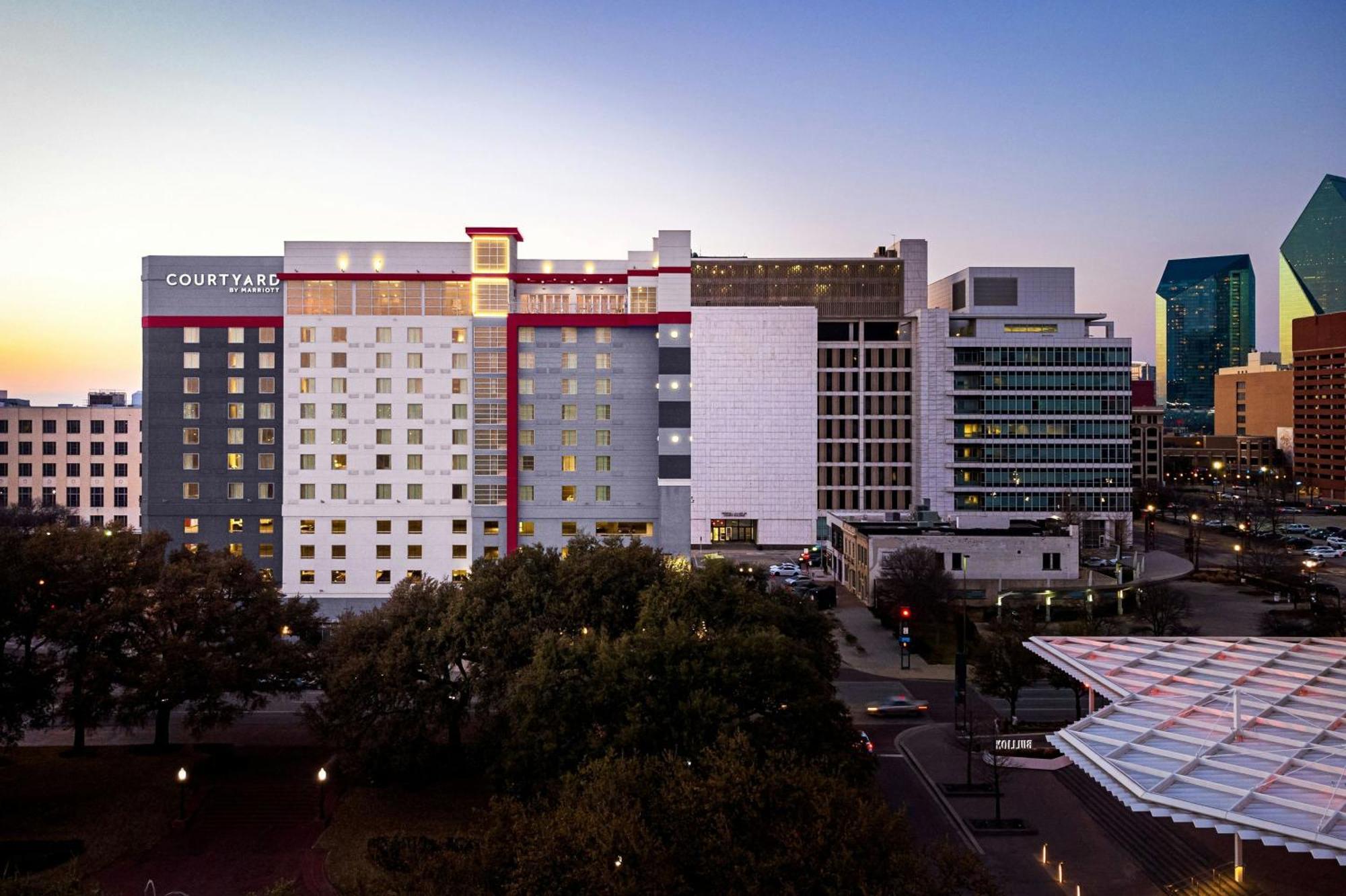 Courtyard By Marriott Dallas Downtown/Reunion District Екстериор снимка